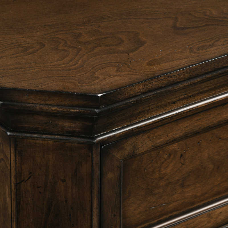 Table de chevet en noyer antique, 3 tiroirs, bois massif et fabrication, finition traditionnelle élégante, structure