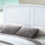 Lit simple blanc polyvalent pour les espaces décontractés