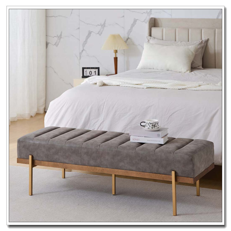 Banquette rembourrée capitonnée avec pieds dorés