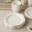 Assiettes à dîner en grès Heritage de 11 pouces - Assiettes élégantes à rebords festonnés avec perles en relief, ensemble de 4 - Assiettes blanc cassé intemporelles pour les dîners, les fêtes et l'utilisation quotidienne