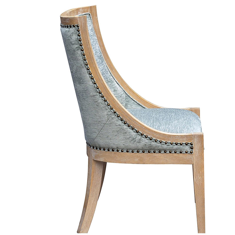 Chaise rembourrée avec garniture cloutée