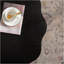 Table basse festonnée noire: forme unique à bord ondulé, pièce centrale élégante pour les espaces élégants.