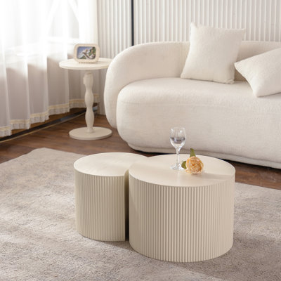 Table basse beige et crème avec un côté fait à la main - relief moderne pour l'espace de vie principal beige et crème