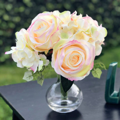 Hortensia artificielle et rose en vase