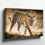 Toile, un tigre du Bengale majestueux parcourt en toute confiance un paysage ensoleillé poussiéreux avec son manteau orange vif orné d'une peinture sur toile-1995637093