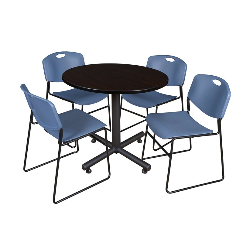 Table de salle à manger avec base Nick Nick et 4 chaises empilables Zeng, Cerisier, Bleu