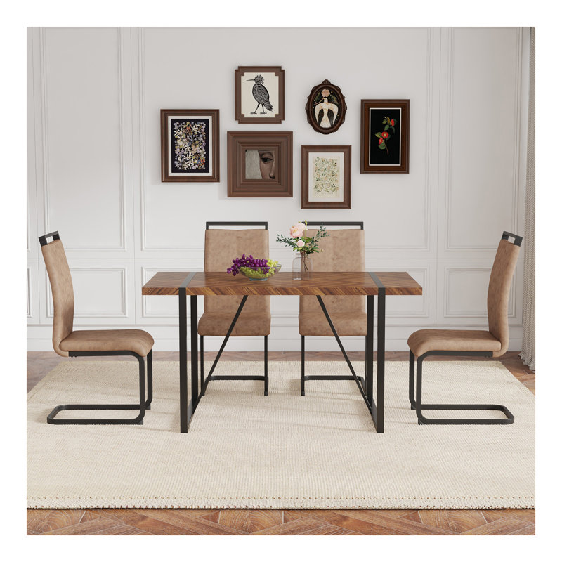 Ensemble de table et de chaises. Une table de salle à manger rectangulaire rétro avec un bureau en panneau de fibres à densité moyenne à motif en arête de poisson et des pieds en métal noir.