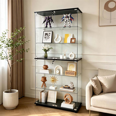 Vitrine en verre trempé avec portes verrouillables et six étagères pour un rangement sécuritaire et une organisation élégante de votre intérieur.