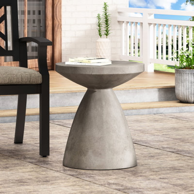 Table d'appoint d'extérieur légère en béton avec un design élégant - Fin prêt à l'emploi pour un attrait moderne