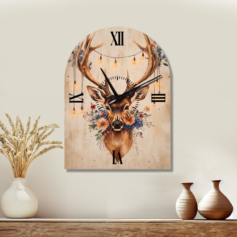 Composition rustique de Noël avec cerfs et fleurs I - Horloge murale en métal arquée Lodge, H 31 po x l 23 po - Arche