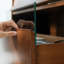Brun massif + bois manufacturé + vitrines
