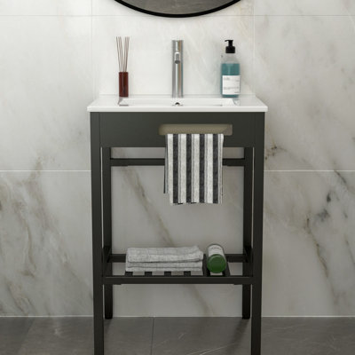 Console de lavabo en céramique 24 po x 18 po pour salle de bain, avec trop-plein et pieds noirs, surface non poreuse lisse, fixation murale peu encombrante, salle de bain intérieure / extérieure convenable avec teinture hygiénique, faible niveau d'eau