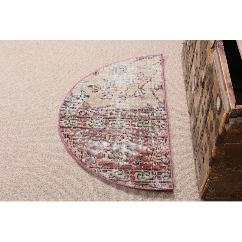 Le charmant tapis turc circulaire rouge est idéal comme chambre à coucher moderne ou pièce décorative