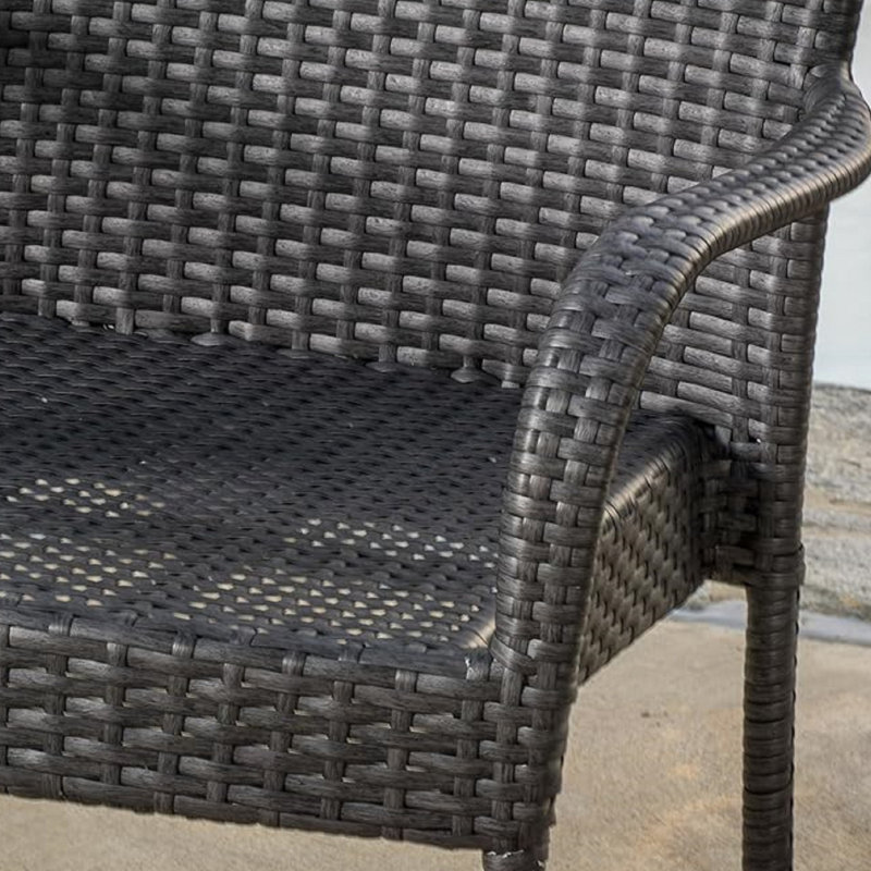 3 chaises empilables grises, de conception contemporaine, tissées, avec des pieds minces, idéales pour les repas à l'extérieur, peu encombrantes, prêtes à être utilisées immédiatement
