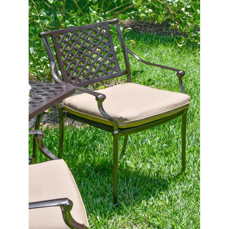 Chaise de patio avec coussin
