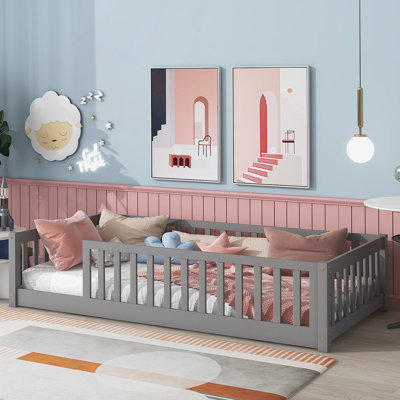 Lit plateforme au sol avec clôture et porte tournante, idéal pour les petits espaces avec un soutien solide et une protection parfaite