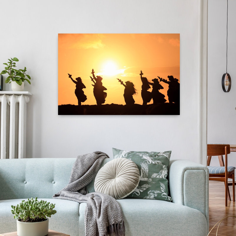 Silhouette de danseurs de Hula au lever du soleil, Molokai, Hawaï, États-Unis, H 24 po x l 36 po