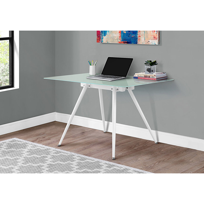 Bureau d'ordinateur moderne en verre trempé avec structure en métal robuste pour les espaces de travail compacts.