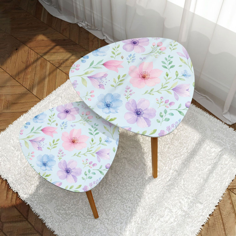 Ensemble de 2 tables basses gigognes triangulaires bleu clair, style moderne minimaliste pastel aquarelle floral rose, violet et bleu. Tables d'appoint empilables et peu encombrantes, idéales pour les familles et les locataires, pour le salon, la chambre ou la décoration intérieure.