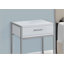 Table de chevet polyvalente en bois avec rangement et tablette décorative, parfaite pour l'organisation et le style de la chambre à coucher.