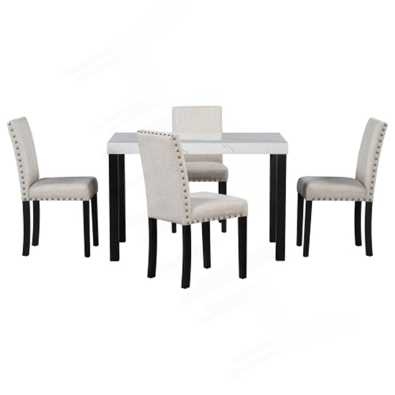 Il n'y a qu'une seule table dans une boîte.