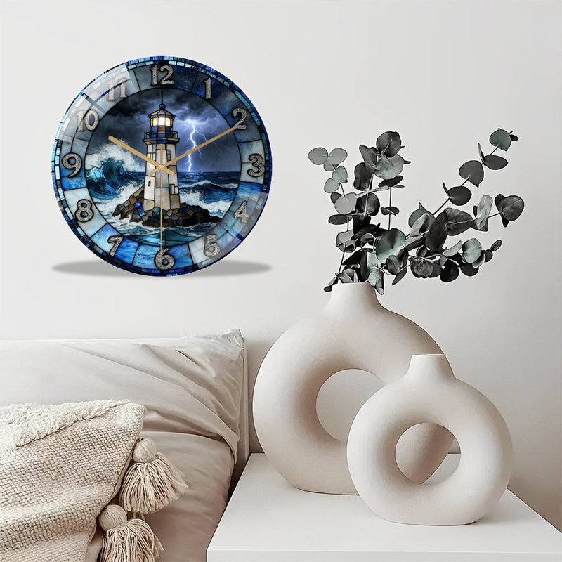 Horloge murale en vitrail ornée d'un phare spectaculaire en pleine tempête, d'éclairs et de vagues, de chiffres 2D plats et nets, d'un mouvement à quartz silencieux et d'une façade en verre trempé. Objet décoratif d'inspiration nautique, idéal pour agrémenter un intérieur au style côtier.