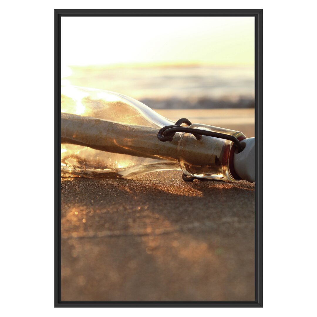 Gerahmtes Wandbild Flaschenpost am Strand