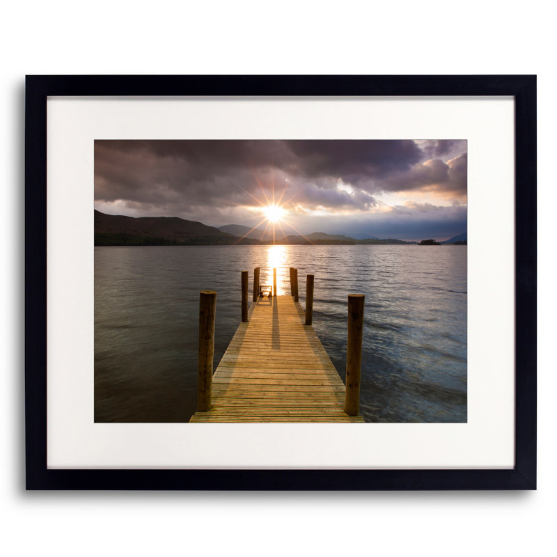 Lake District, Jetty, Angleterre par Frank Peters, Papier avec cadre noir, 16" H x 20" W