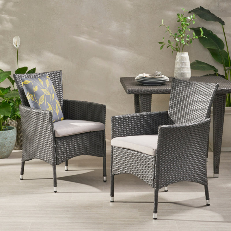 Chaise de salle à manger Malta avec design ergonomique et rembourrage confortable, parfaite pour les cuisines modernes et traditionnelles.