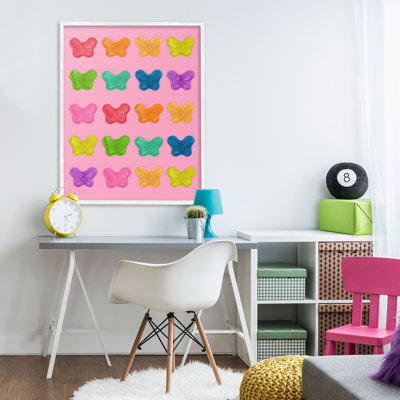Giclée encadrée de papillons colorés sur fond rose, design par Lish Creative