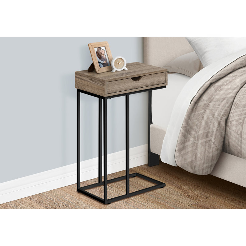 Table d'appoint avec rangement intégré, combinaison de stratifié brun et de métal noir, idéale pour un coin repas élégant dans une chambre, piètement taupe.