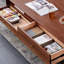 Table basse minimaliste en bois massif de couleur noyer-51979648