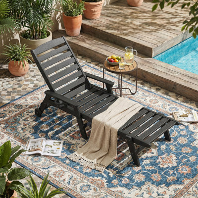 Chaise longue d'extérieur Obsidian en PEHD, chaise de patio réglable en 5 positions avec roulettes et porte-gobelet