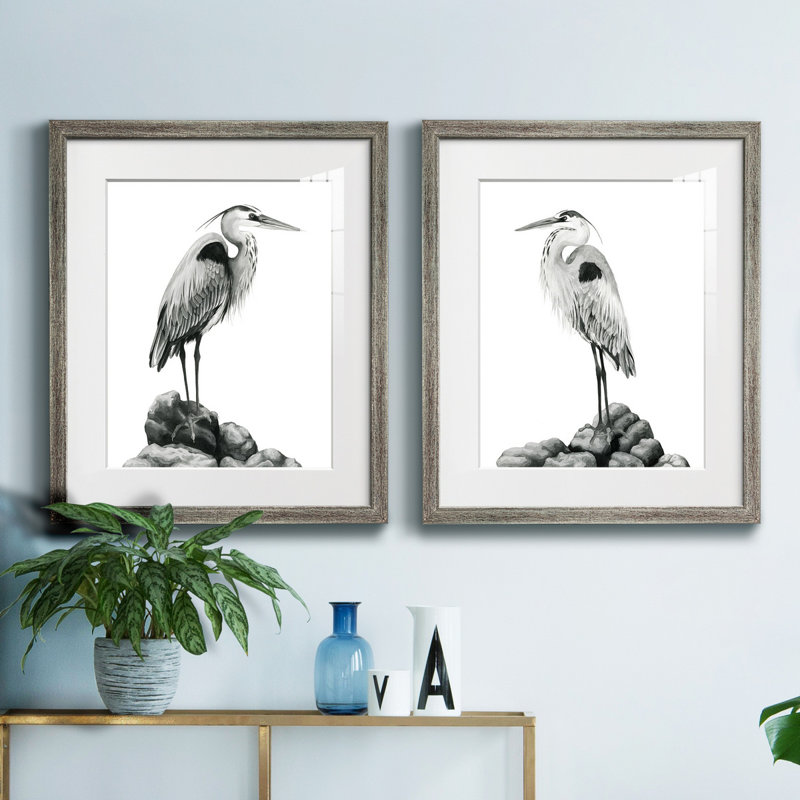 Shoreline Heron in B&W I, reproduction encadrée de qualité supérieure - prête à être accrochée