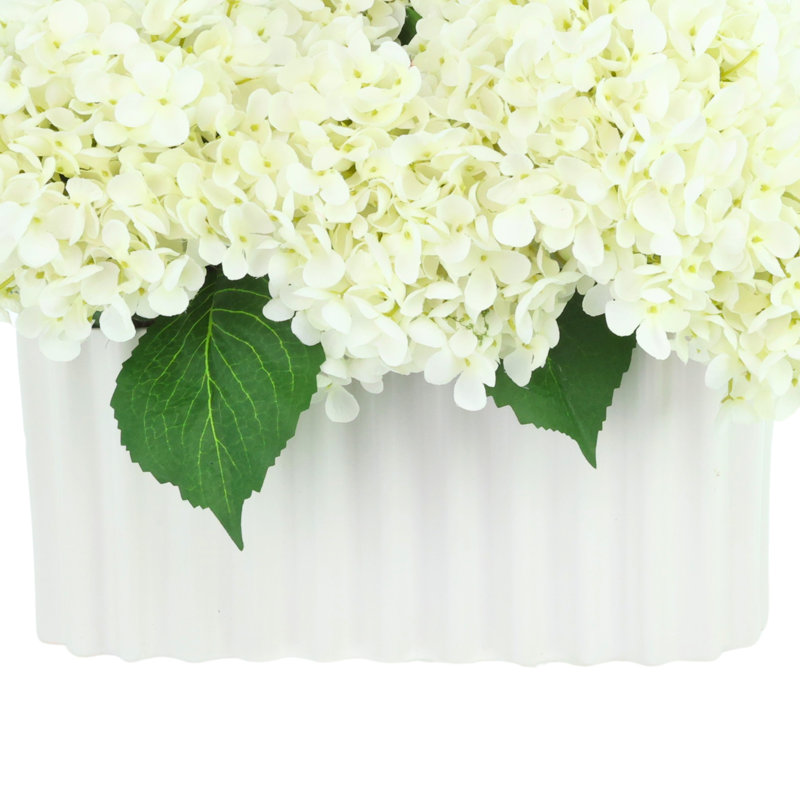 Hortensias dans un vase plissé en céramique