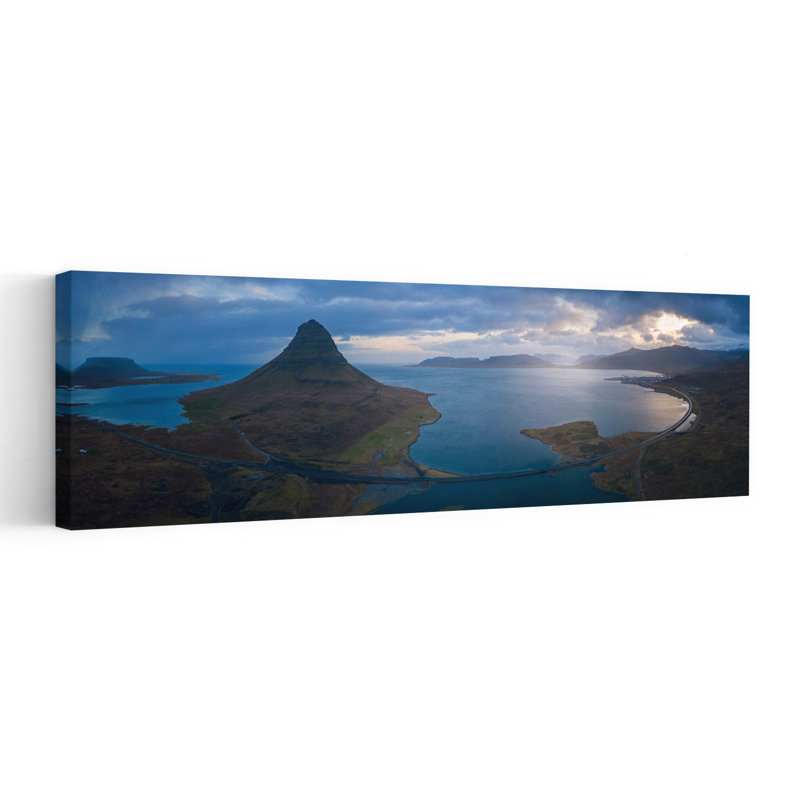 «Dramatic Kirkjufell Fjord Dramatic Peaceful Serene Coastal Landscape», art mural, H 20 po x l 60 po