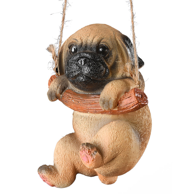 Chiot Carlin sur une balançoire
