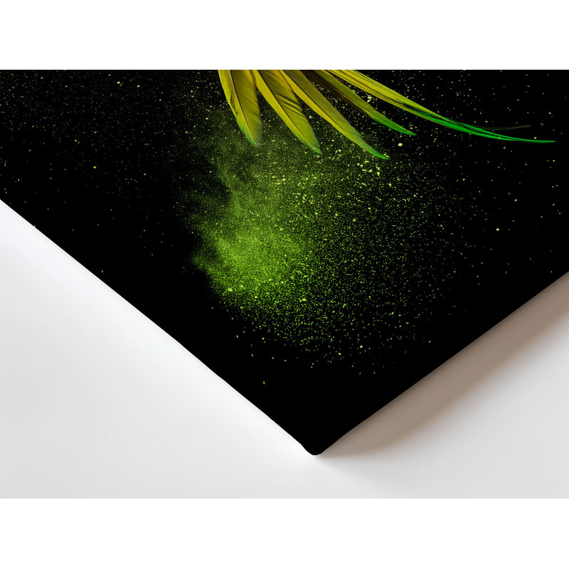 Reproduction d'art sur toile, un perroquet vert vibrant en vol, H 12 po x l 9 po