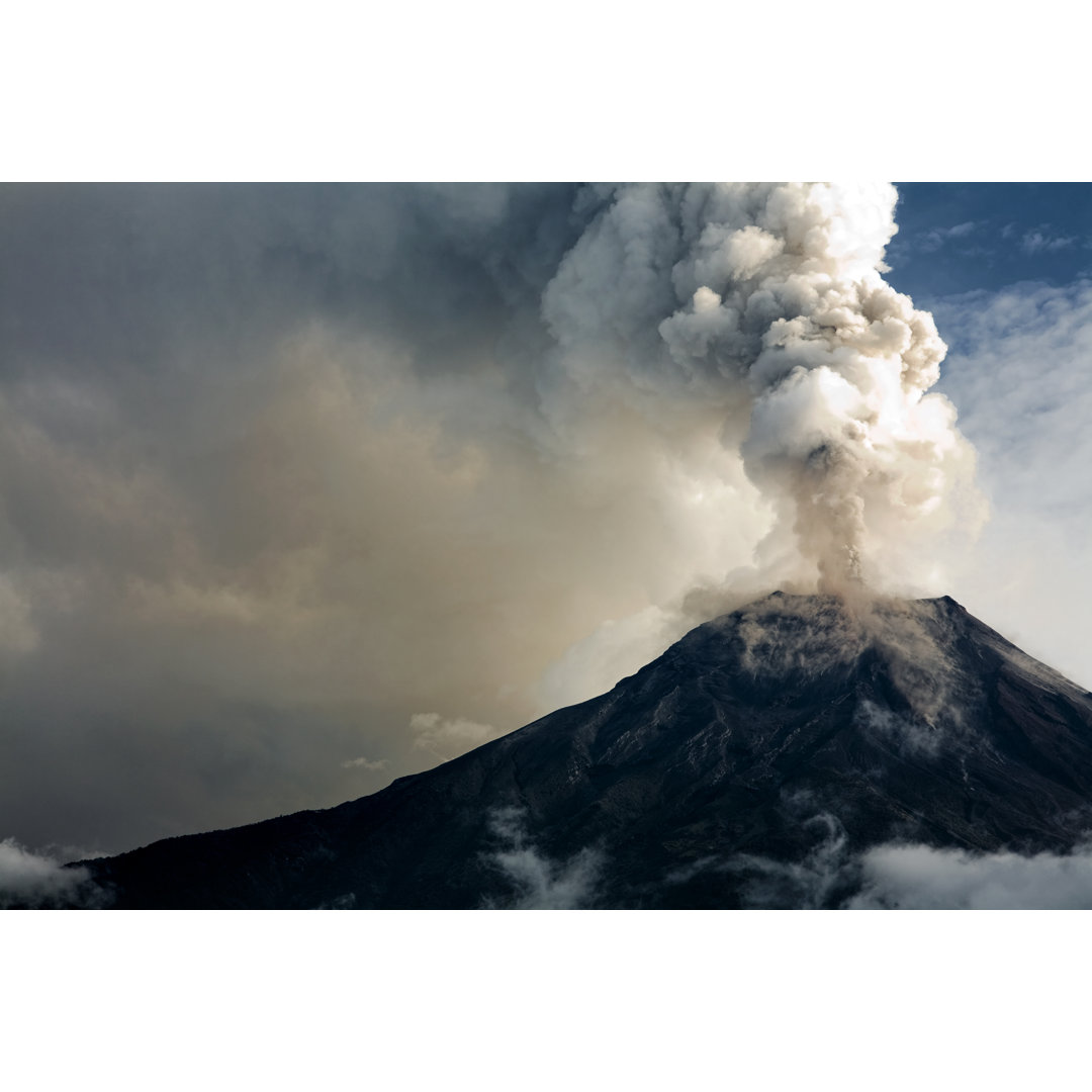 Der Ausbruch des Vulkans Tungurahua von Kalistratova - Kunstdrucke auf Leinwand