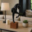 Sculpture élégante de cheval sur un socle en bois - objet de décoration pour bureau ou salon - 12 po, noir et brun