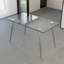 Ensemble de table de salle à manger moderne en verre trempé et chaises en polyuréthane, idéal pour les cuisines