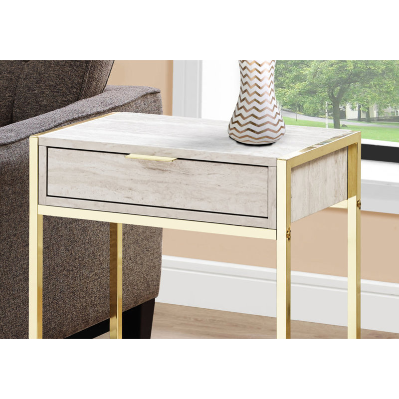 Table d'appoint avec revêtement en marbre beige et détails en métal doré, table de chevet indispensable pour la chambre, finitions élégantes
