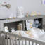 Structure de lit simple avec tête de lit avec support de rangement, deux tiroirs sous le lit, garde-corps à trois côtés pour plus de sécurité, gris-793544465