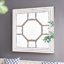 Miroir mural 48 po x 48 po de style antique avec cadre en miroir, décoration murale pour vestibule de salon, console inclinée contre le mur