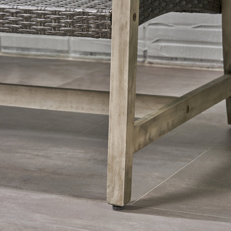 Extérieur gris avec sièges, construction en bois et accents de fer pour la stabilité de la cour arrière, accents de cadre, intempéries