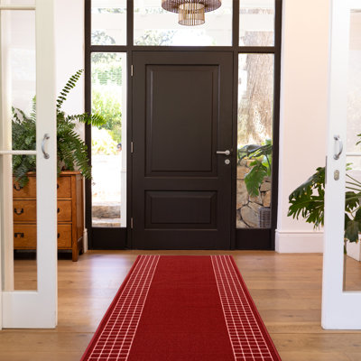 Tapis rouge touffeté à motif géométrique Everlea