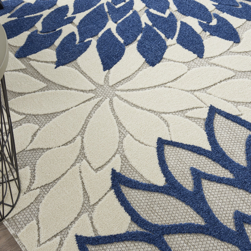 Tapis intérieur ivoire et bleu marine 7 pi x 10 pi