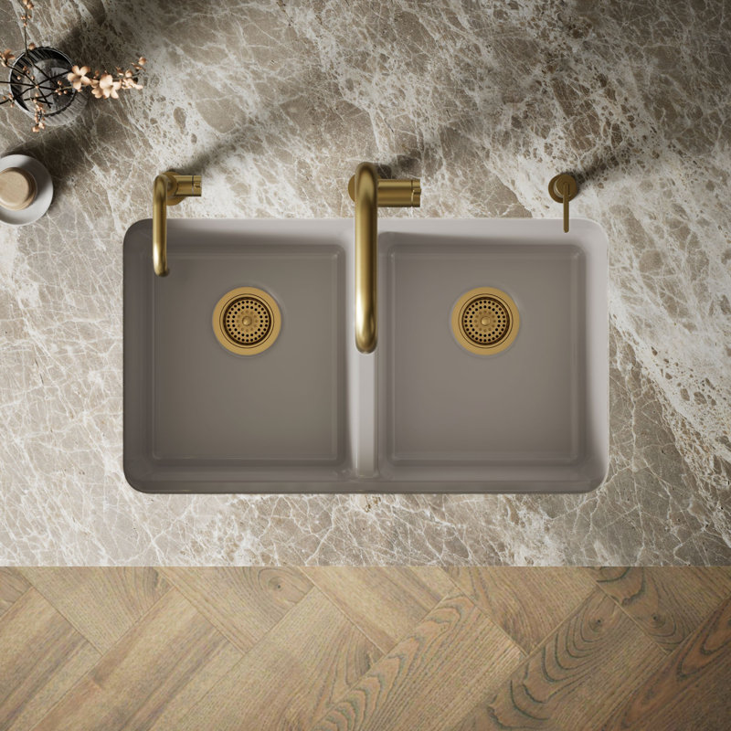 Évier de cuisine double à encastrer sous plan Riverby 33 po x 22 po x 9,625 po avec accessoires et 5 trous de robinetterie surdimensionnés
