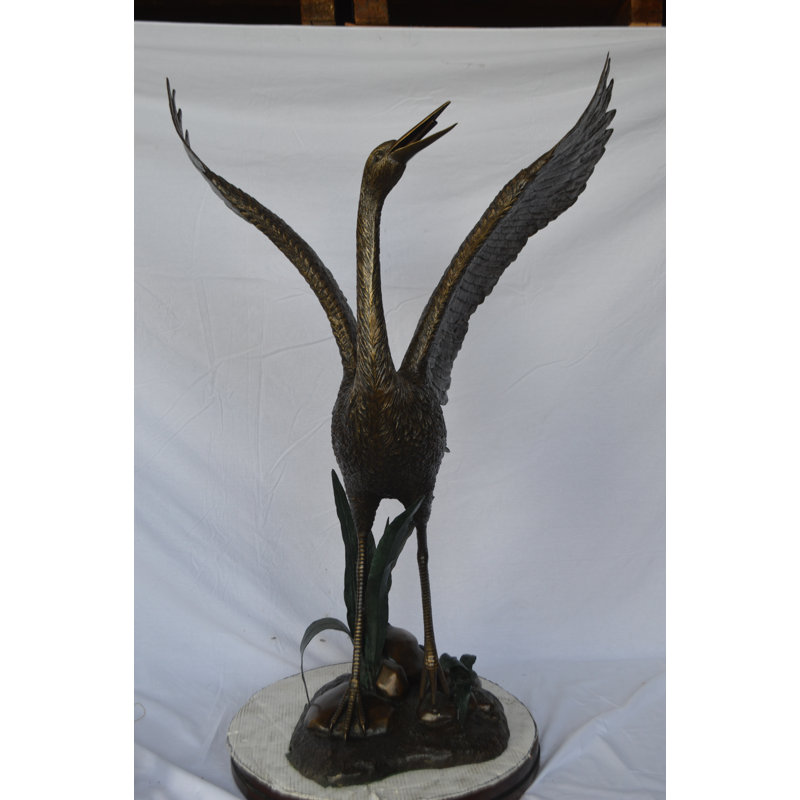 Grue debout sur une statue de bronze en pierre - Taille: L 28 po x l 32 po x H 49 po.