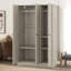 Armoire à persiennes grise à trois portes avec conception à tablettes qui améliore la flexibilité du rangement et rend le rangement plus efficace